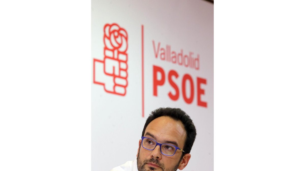 El portavoz del Grupo Socialista en el Congreso de los Diputados, Antonio Hernando, participa en un acto con simpatizantes y afiliados-ICAL