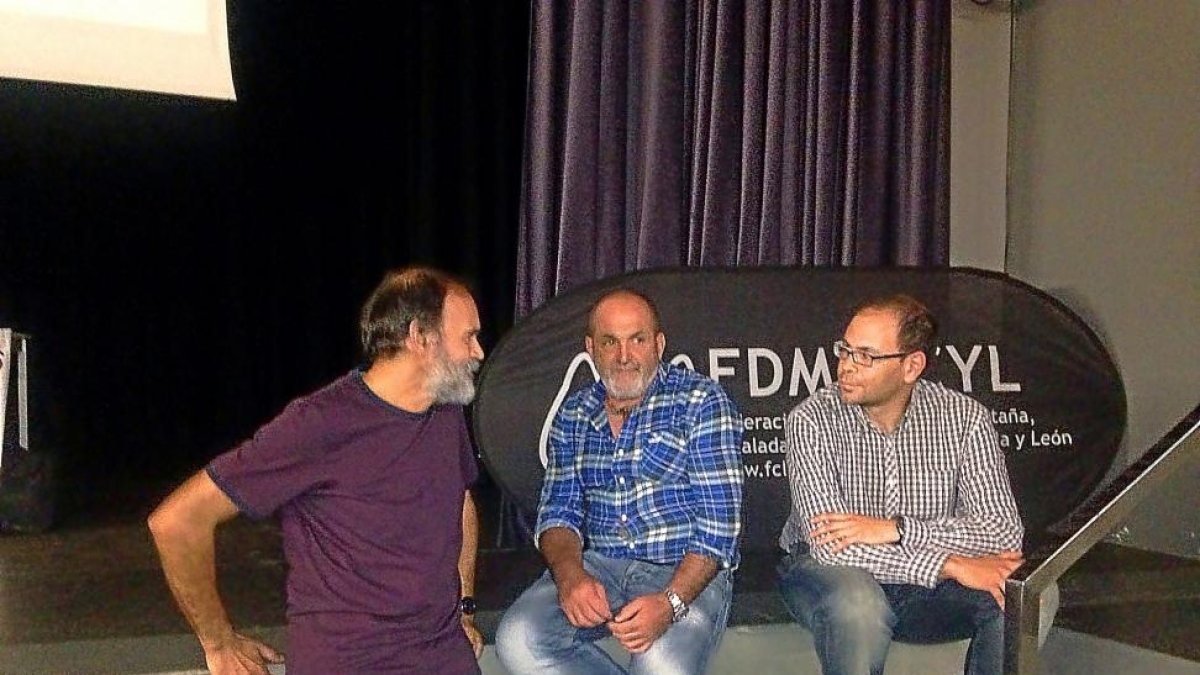 Juanito Oiarzabal, en el centro, junto a Ramón Viloria (Montañeros Valladolid) y Javier Gónzalez (Federación).-EL MUNDO