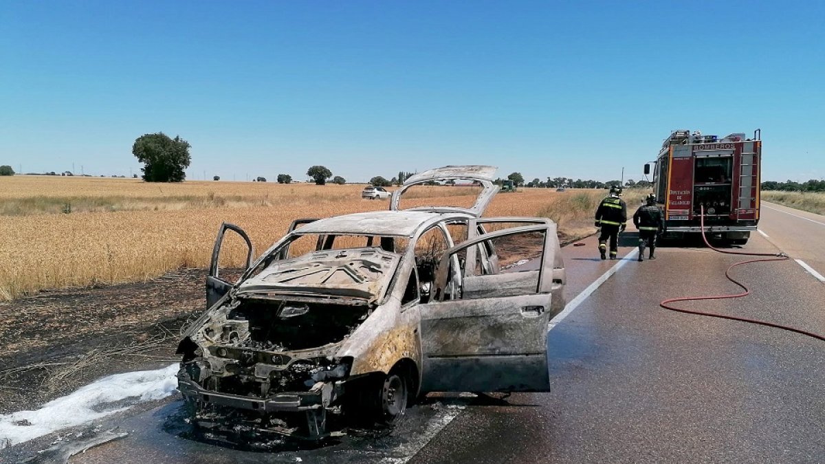 Incendio de un vehículo en La Mudarra (Valladolid).- ICAL.