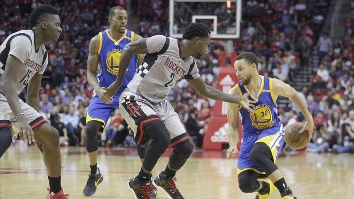 Curry intenta un dribling en el partido contra los Rockets.-THOMAS SHEA / USA TODAY SPORTS