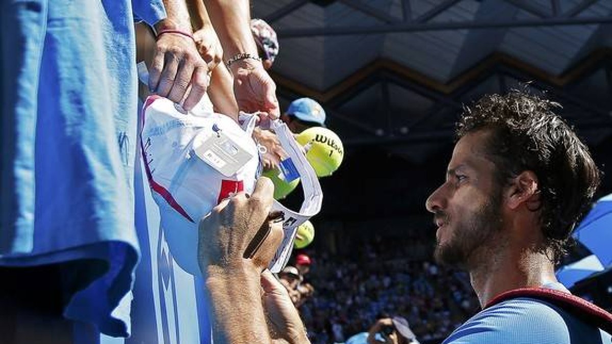 Feliciano Lopez firma autógrafos después de su triunfo ante el polaco Jerzy Janowicz en el torneo de Melbourne.-SSEI KATO / REUTERS