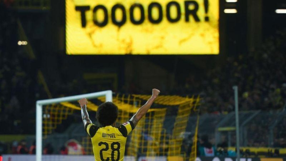 Witsel celebra un gol del Dortmund con su afición.-EL PERIÓDICO