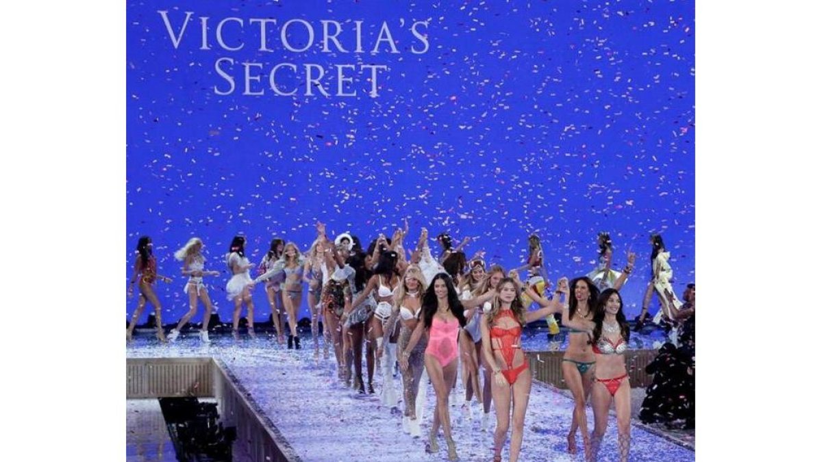 Modelos caminan por la pasarela al finalizar el desfile de la marca Victoria's Secret en Lexington Armory en Nueva York-EFE/Jason Szenes