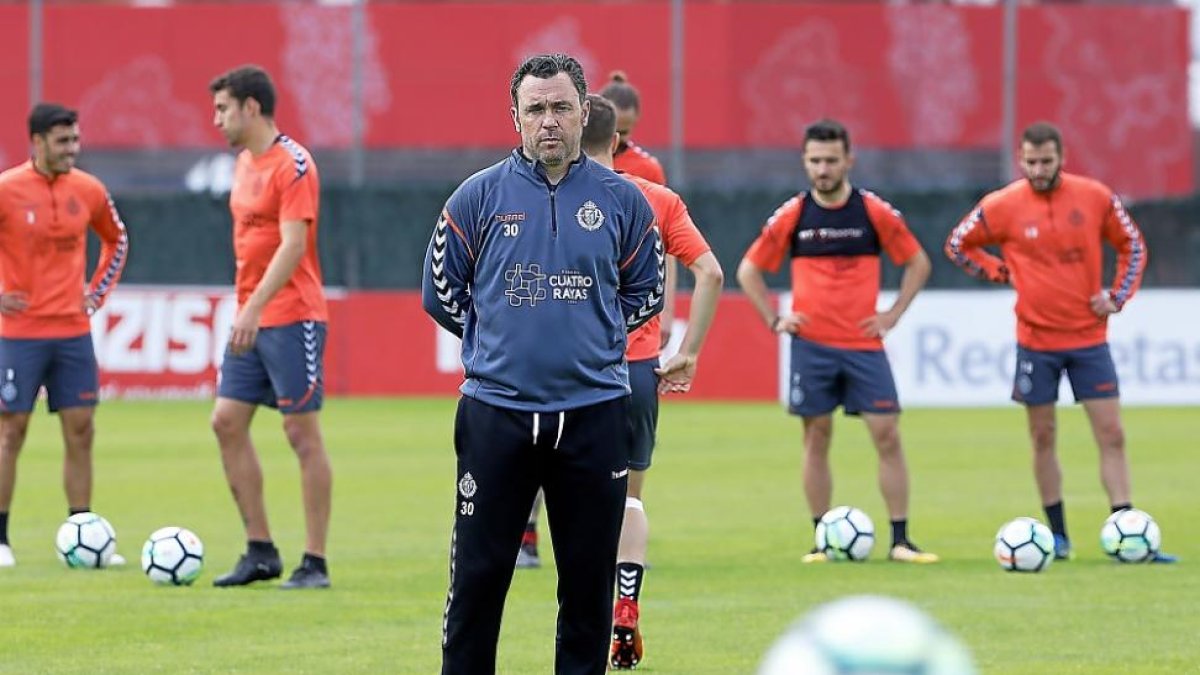 Sergio, pensativo durante el entrenamiento del miércoles del Real Valladolid.-J.M. LOSTAU