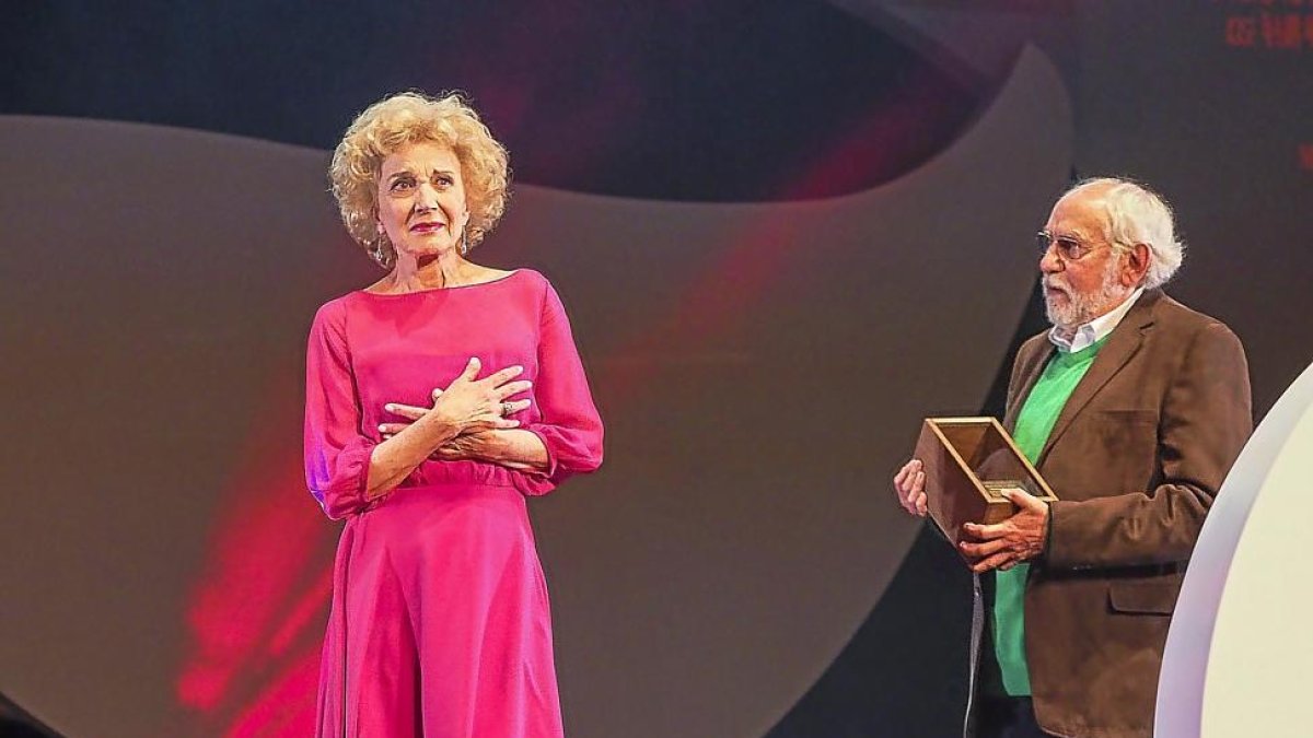 Marisa Paredes, en el momento de recibir la Espiga del Festival de Cine de Valladolid.-MIGUEL Á. SANTOS (PHOTOGENIC)