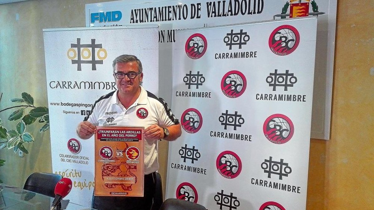Paco García muestra durante su rueda de prensa de ayer el cartel del torneo.-CBCV