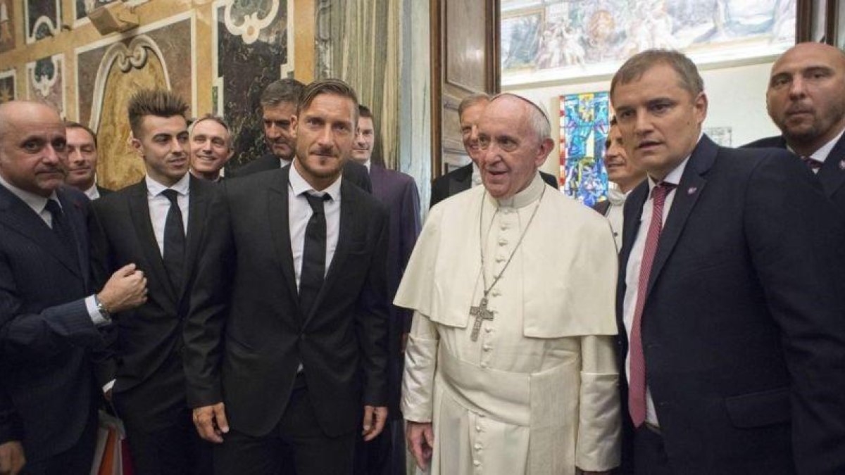 Francesco Totti, junto al papa Francisco, durante la recepción en el Vaticano del pontífice a los equipos de la Roma y el San Lorenzo de Almagro. Ambos equipos disputarán un amistoso a beneficio de las víctimas del terremoto del pasado 24 de agosto.-EL PERIÓDICO