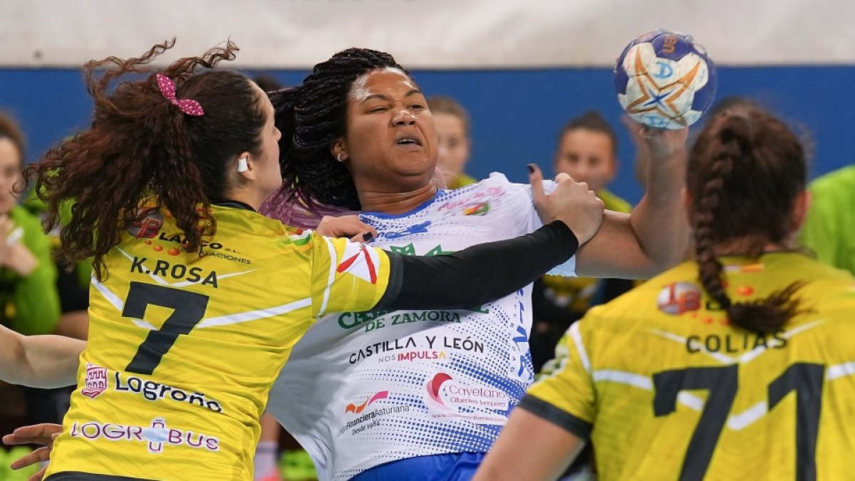 Lorena Téllez es frenada por la defensa en el último duelo jugador por el Aula en Huerta del Rey ante La Rioja. ( J. M. LOSTAU