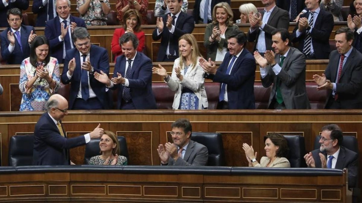 Los parlamentarios del PP aplauden al ministro de Hacienda, Cristóbal Montoro, en el pleno de aprobación de los Presupuestos del 2017, el pasado 31 de mayo.-/ JUAN MANUEL PRATS