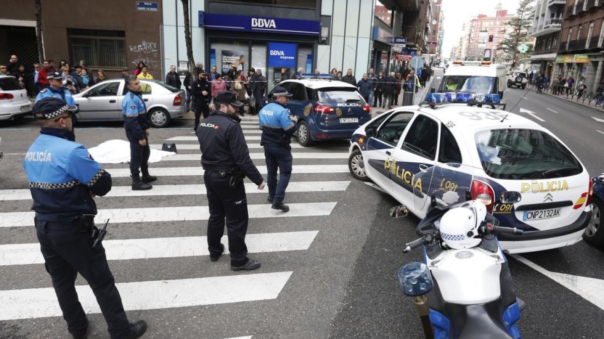 Una mujer fallece tras ser atropellada por un camión en un paso de peatones del centro de León-ICAL