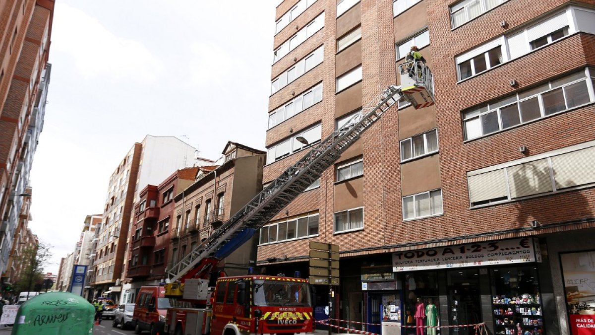 Intervención de los bomberos para una retirada de cascotes.- E.M.
