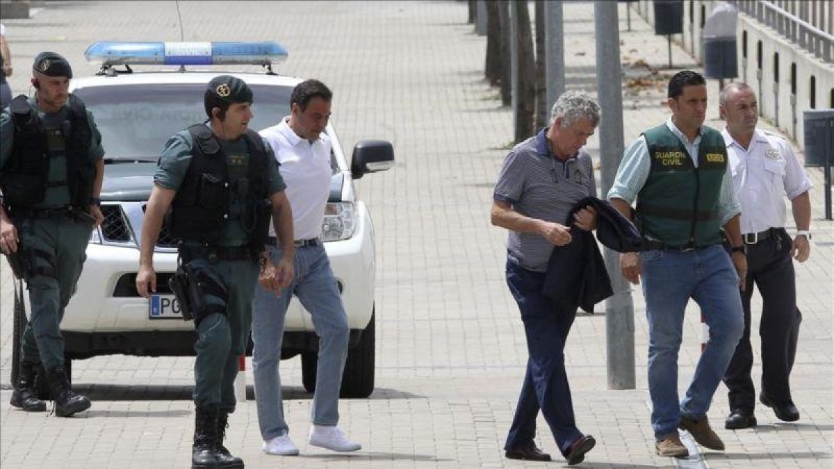 Villar entra en la sede de la federación en Las Rozas rodeado de guardias civiles.-JUAN MANUEL PRATS