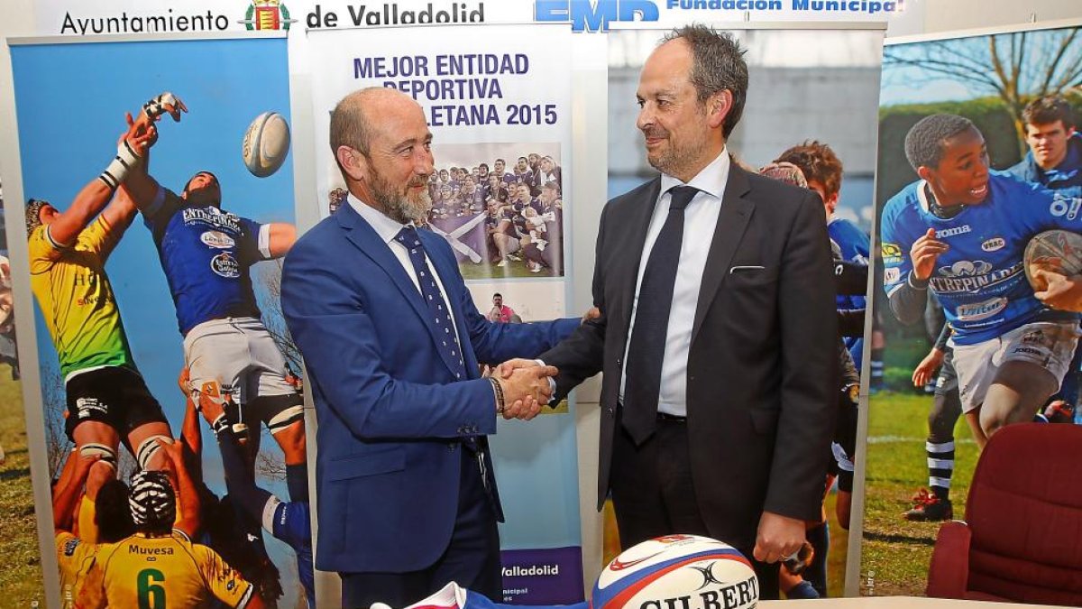 Apretón de manos entre José María Valentín-Gamazo y José Antonio Garrote tras el traspaso de poderes, ayer, en la sede del VRAC.-J. M. LOSTAU