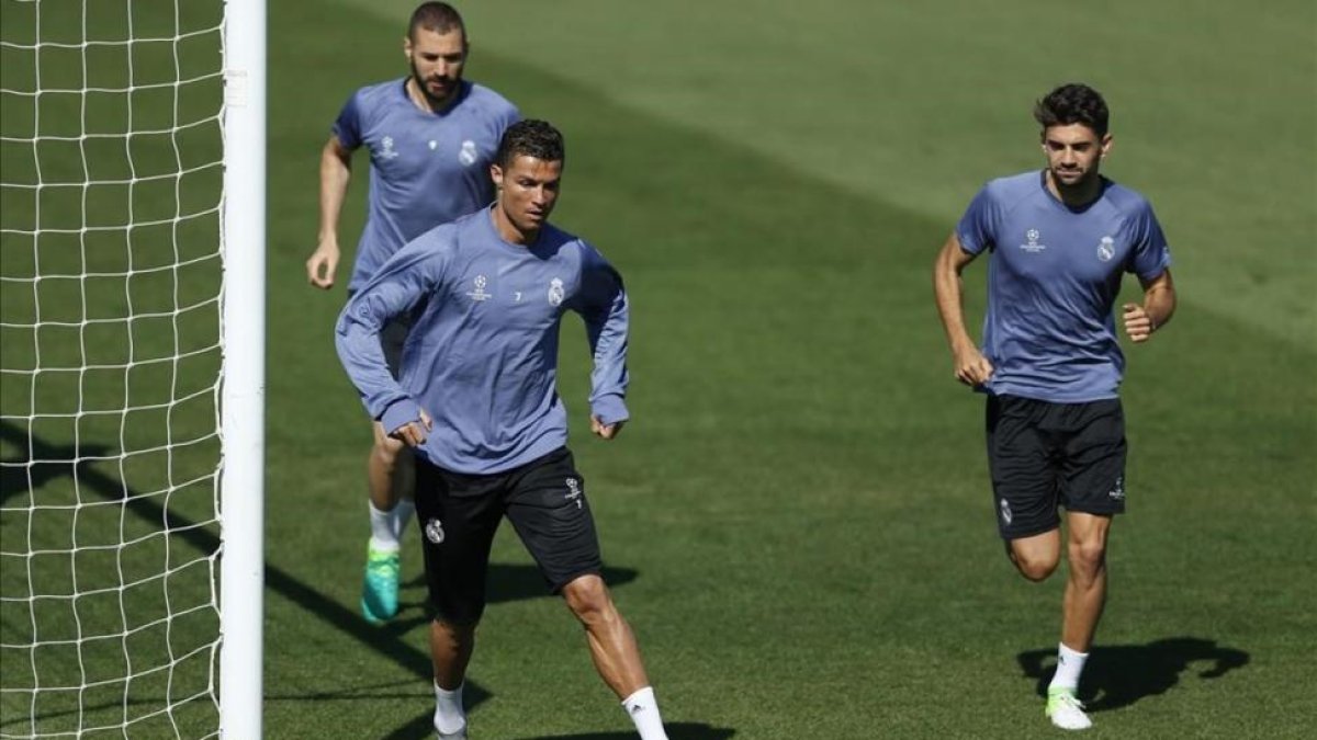 Enzo Zidane, junto a Cristiano y Benzema en el entrenamiento de este lunes en Valdebebas.-EFE