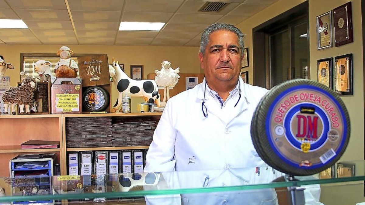 Luis Martín, gerente de Ilbesa, muestra algunos de los quesos que fabrican en Benavente.-J. L. C.