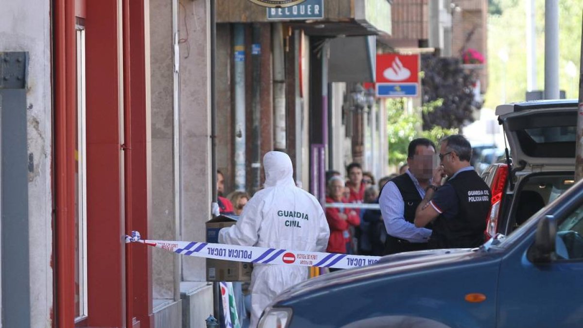 Levantamiento de los cadáveres de un hombre y una mujer que han aparecido,en el interior de un bar, con signos de violencia en Guardo (Palencia)-Ical