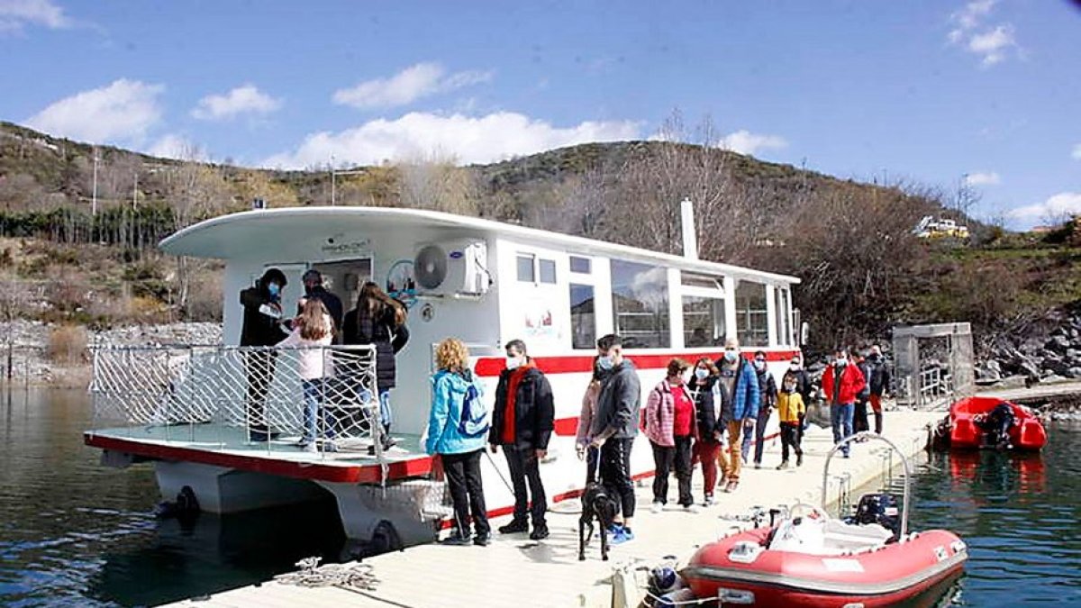 Barco turístico del embalse de Riaño el día de su puesta en funcionamiento tras las restricciones del Covid. DIARIO DE LEÓN