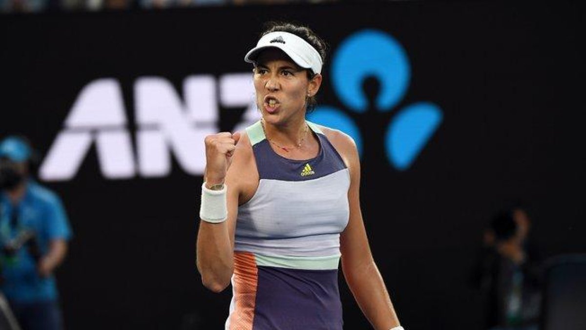 Garbiñe Muguruza celebra un punto en su partido contra la ucraniana Elina Svitolina en el Abierto de Australia.-AFP / MANAN VATSYAYANA