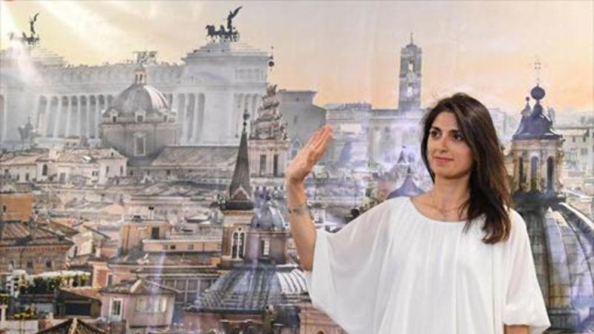 La alcaldesa de Roma, Virginia Raggi, durante una comparecencia ante los medios después de ganar las elecciones en junio de 2016.-AP / ALESSANDRO DI MEO