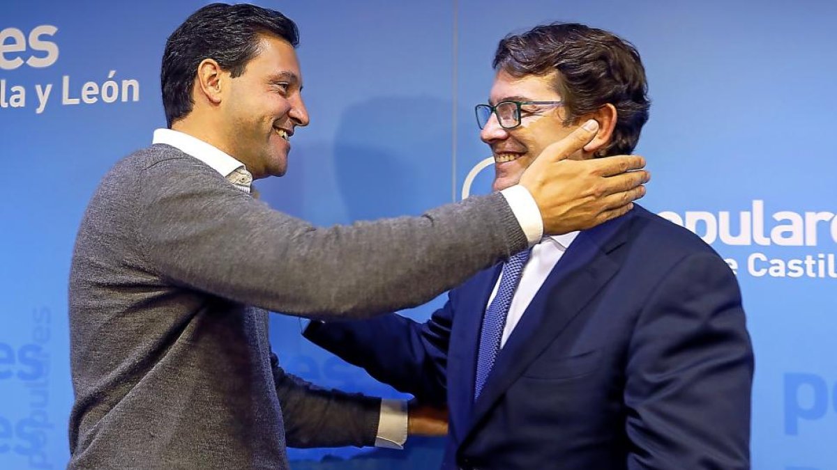 El nuevo portavoz parlamentario, Raún de la Hoz, con el presidente del PP de Castilla y León, Alfonso Fernández Mañueco.-J.M.LOSTAU