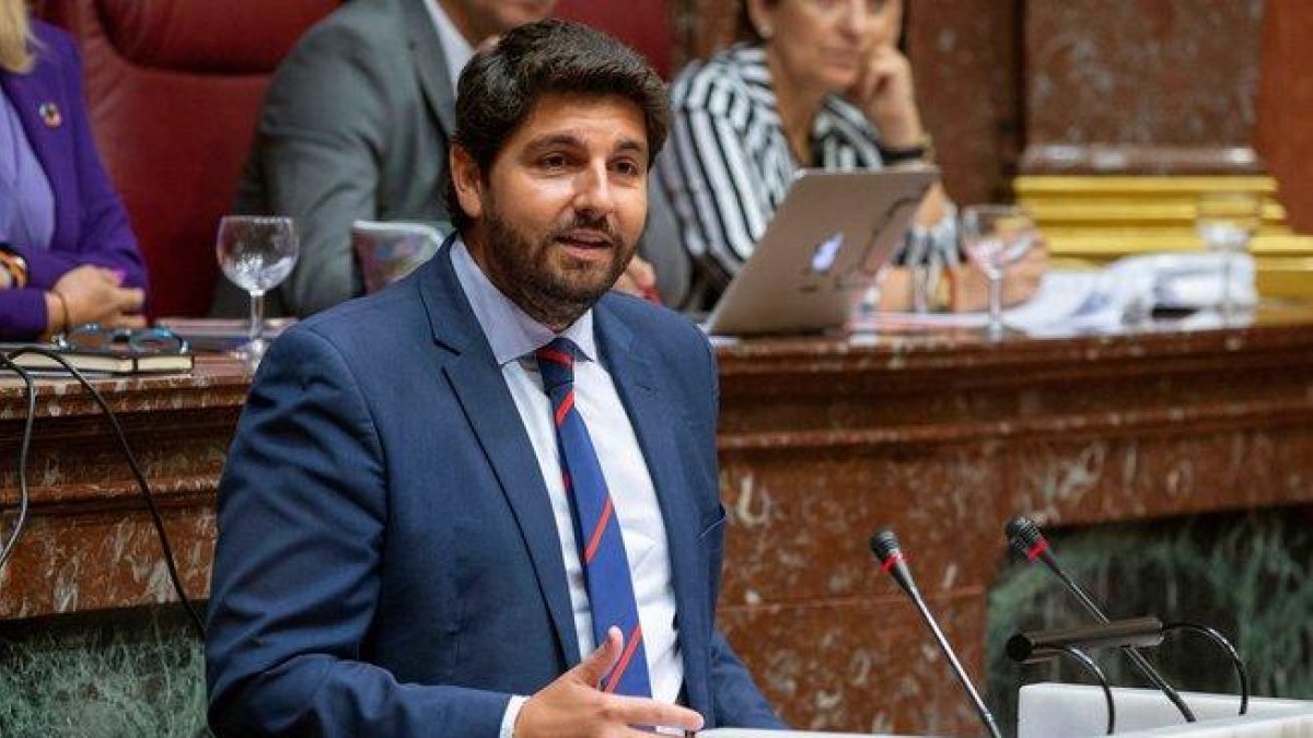 El presidente de Murcia durante una intervención en el pleno de su investidura el pasado mes de julio.-MARCIAL GUILLÉN (EFE)