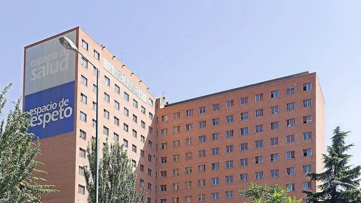 Imagen de archivo de la fachada del Hospital Clínico de Valladolid, donde falleció un hombre.-PABLO REQUEJO