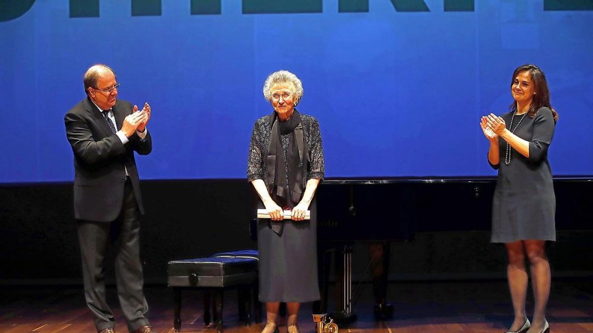 Juan Vicente Herrera y Adriana Ulibarri aplauden a Margarita Morais, en el momento de la entrega del Premio de los Valores Humanos del Diario de León.-RAMIRO