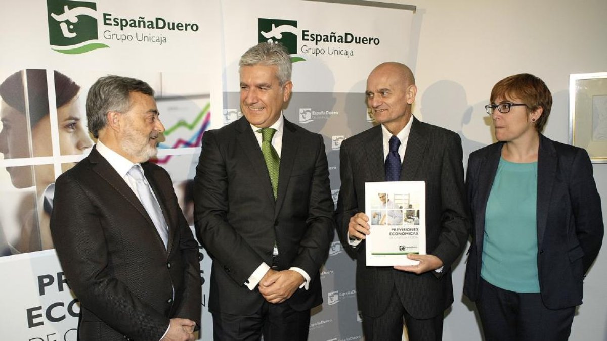 José Luis Fanjul, representante de la universidad de León, Carlos Ranera, director general de la banca comercial de EspañaDuero, Francisco García, representante de AEA y autor del estudio, y Felisa Becerrra, representante de AEA y autora del estudio.-ICAL