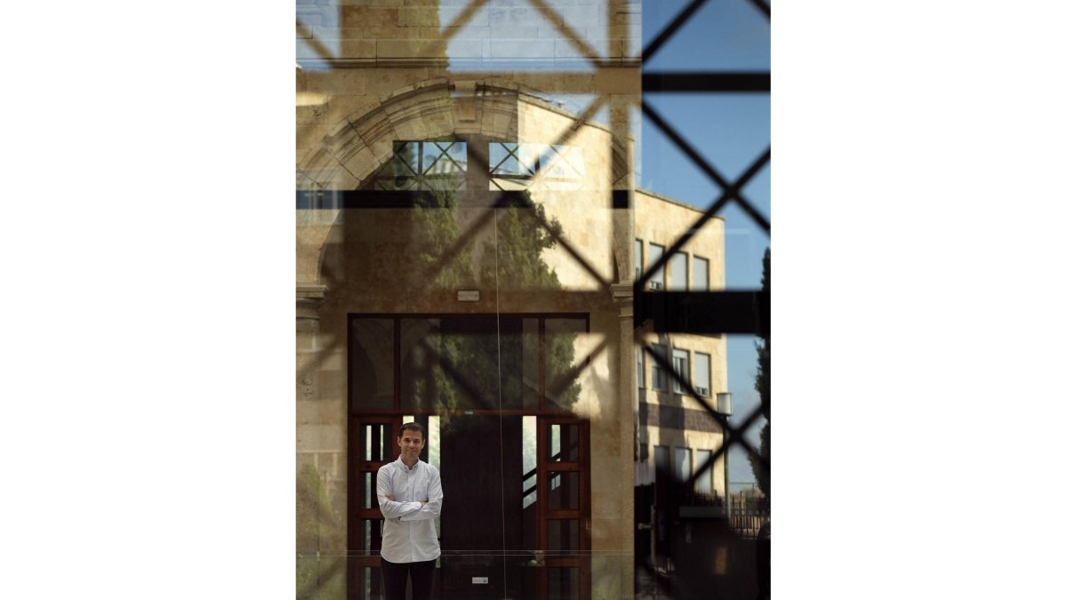 Carlos Hernández García en las instalaciones de la Universidad de Salamanca.-ENRIQUE CARRASCAL