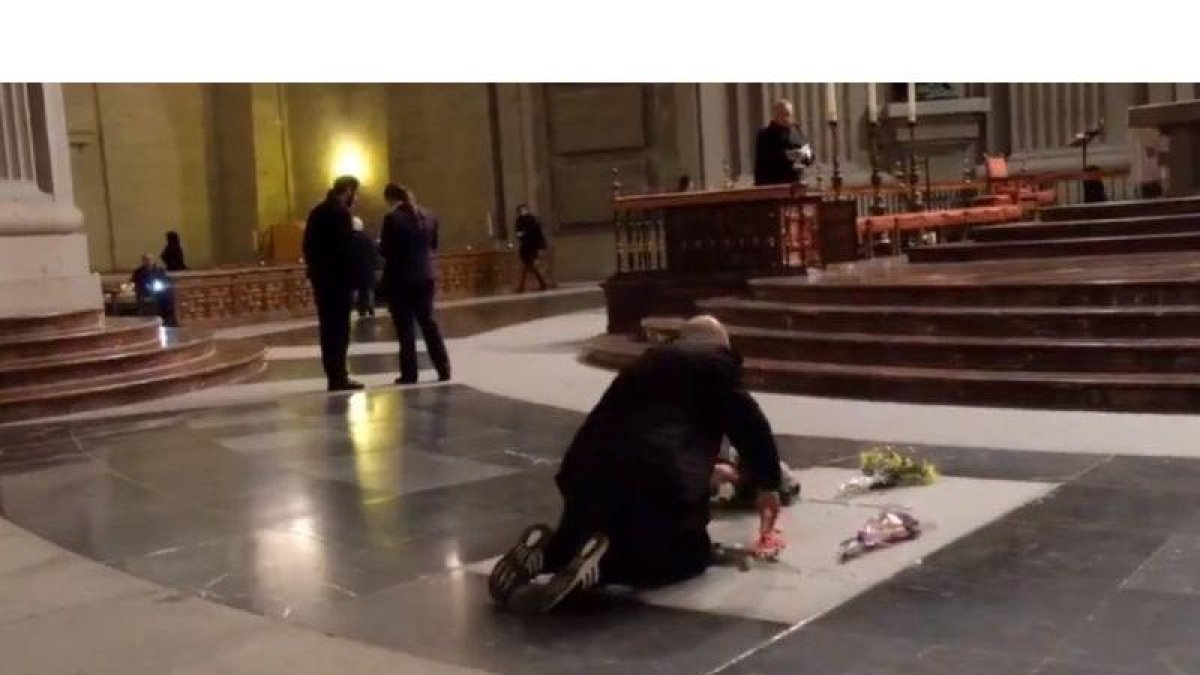 El artista Enrique Tenreiro, en el momento en que pintaba sobre la lápida de Franco.-EL PERIÓDICO