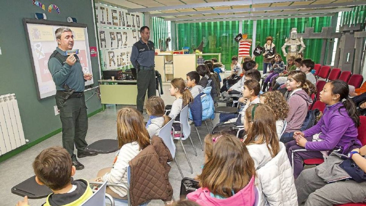 Dos agentes de la Guardia Civil en el colegio Puente de Siamancas-Pablo Requejo