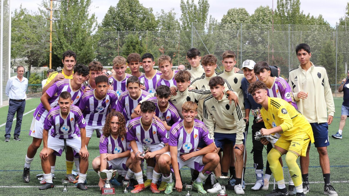 El Real Valladolid se adjudicó el Trofeo felicísimo de la fuente. / M. ÁLVAREZ