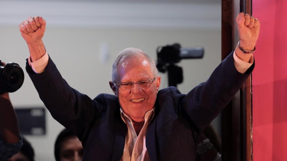 Pedro Pablo Kuczynski se  dirige a sus seguidores  tras conocerse los primeros resultados, el domingo en Lima.-EFE / MARTIN ALIPAZ