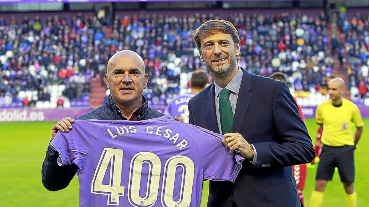 Suárez hace entrega a Luis César una camiseta conmemorativa por sus 400 partidos en Segunda.-J.M. LOSTAU