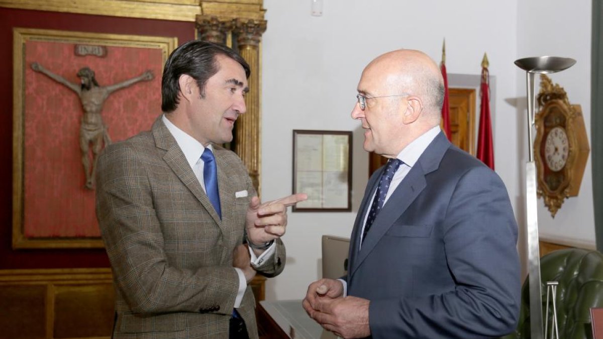 El consejero de Fomento y Medio Ambiente, Juan Carlos Suárez-Quiñones, se reúne con el presidente de la Diputación de Valladolid, Jesús Julio Carnero, durante una visita institucional a la Diputación-ICAL