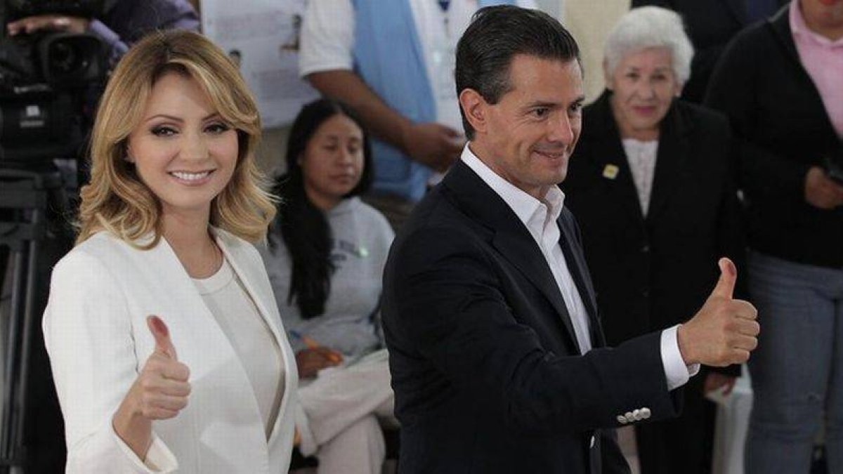 Enrique Peña Nieto y su esposa Angélica votan en Ciudad de México.-Foto: EFE / ALEX CRUZ