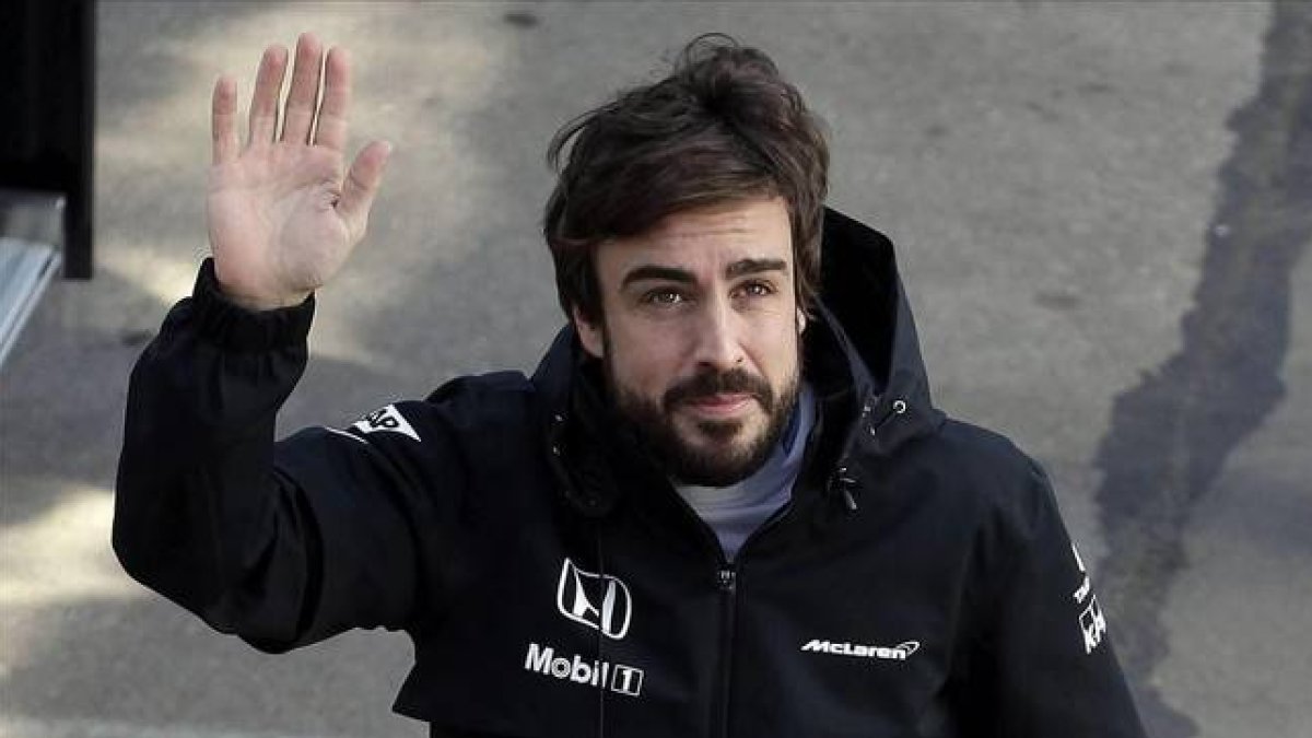 Fernando Alonso saluda durante los ensayos de finales de febrero en el circuito de Montmeló, antes de sufrir el accidente.-Foto: EFE / ALBERTO ESTÉVEZ