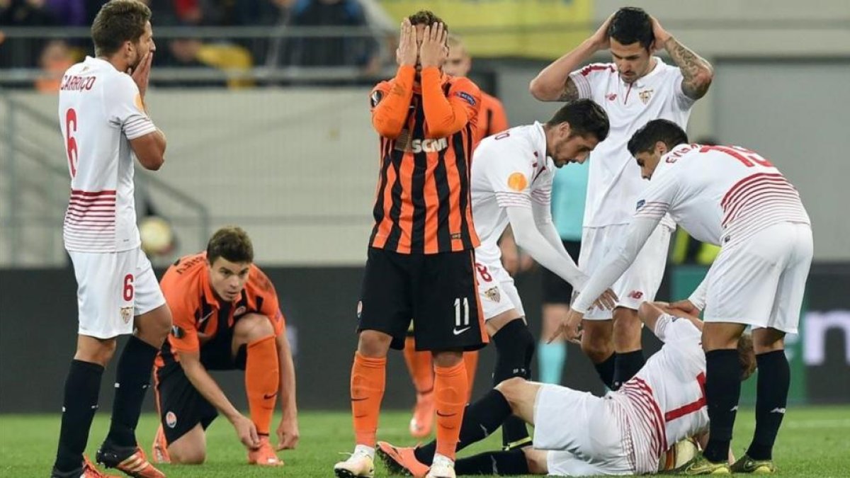 Los jugadores del Sevilla celebran uno de los goles ante el Shakhtar en la ida.-