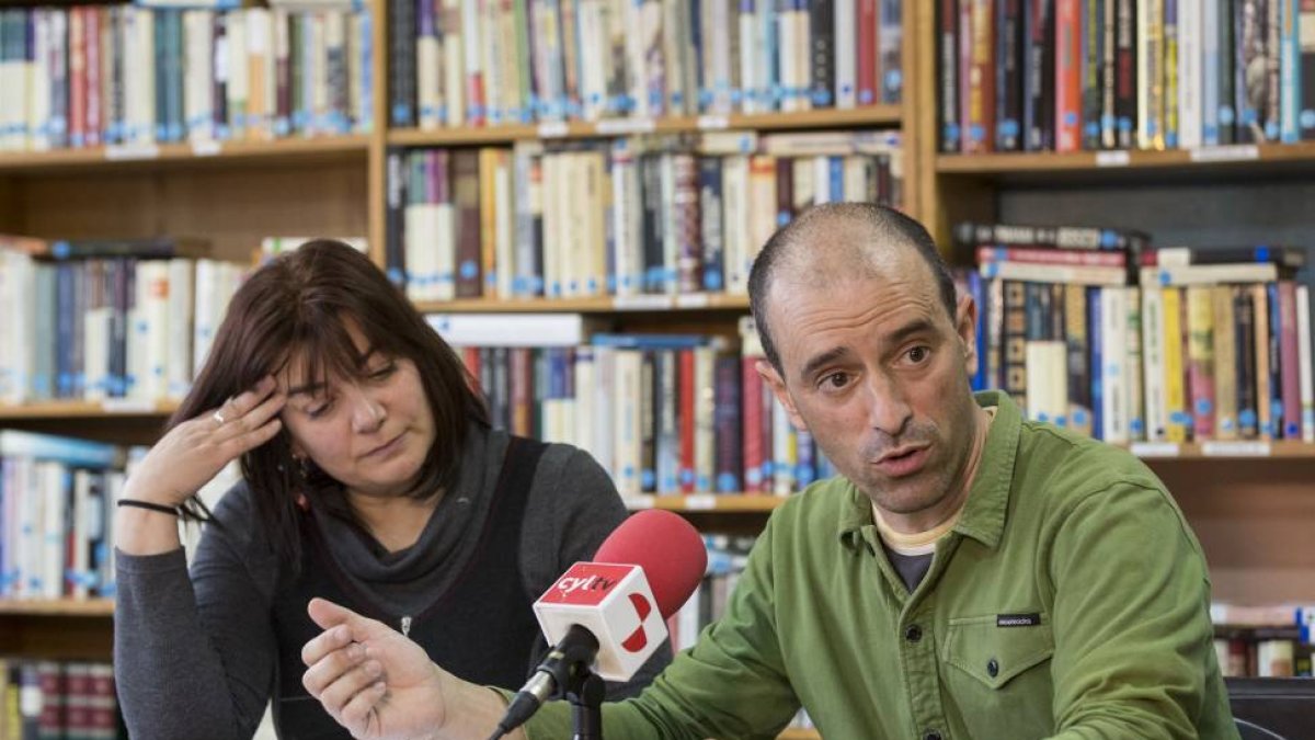 Los portavoces de 'Valladolid Toma la Palabra', Santiago Campos y Margarita García durante una asamblea-Miguel Ángel Santos