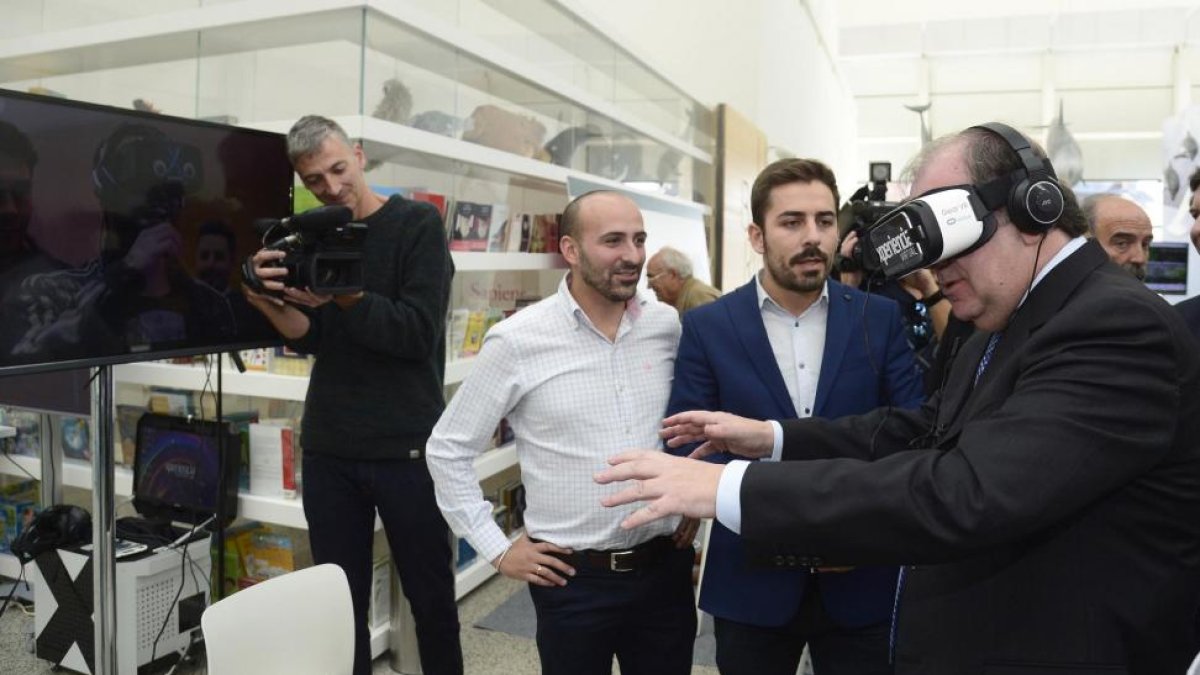 Juan Vicente Herrera  prueba unas gafas de realidad virtual.-SANTI OTERO