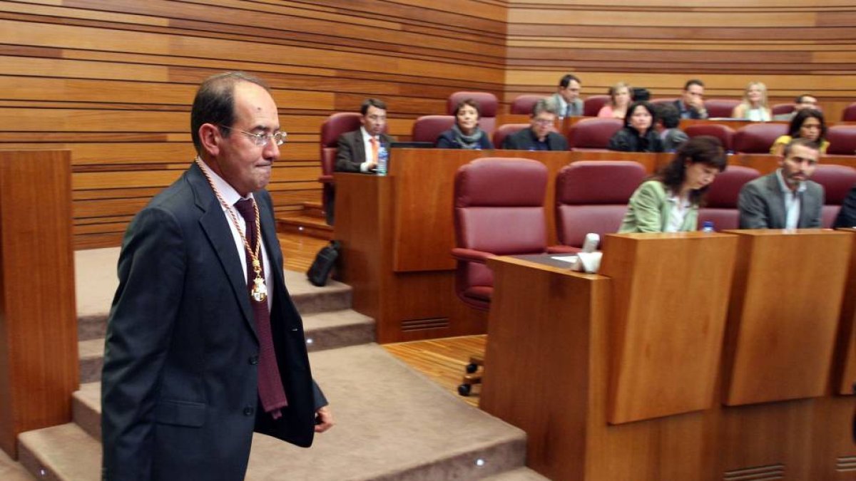 El socialista segoviano Octavio Cantalejo toma posesión como procurador en las Cortes de Castilla y León en sustitución de Óscar López-Ical