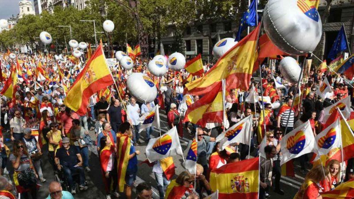 Cabecera de la manifestación constitucionalista celebrada por el 12 de octubre en el centro de Barcelona.-JORDI COTRINA