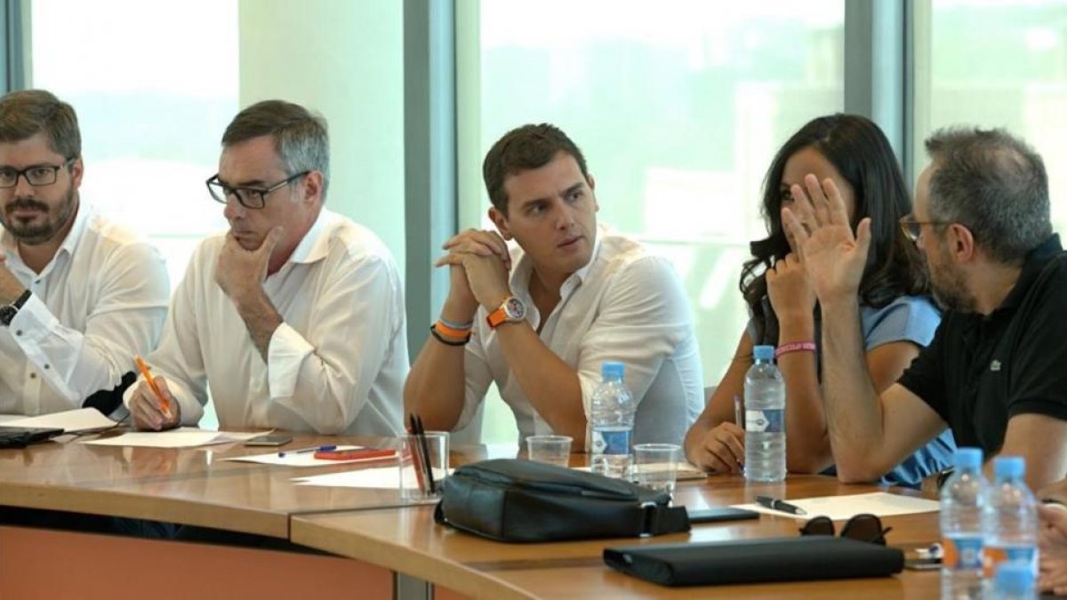 Rivera, con sus principales colaboradores, durante la reunión de la ejecutiva de Ciudadanos el martes 26 de julio en Madrid.-DAVID CASTRO