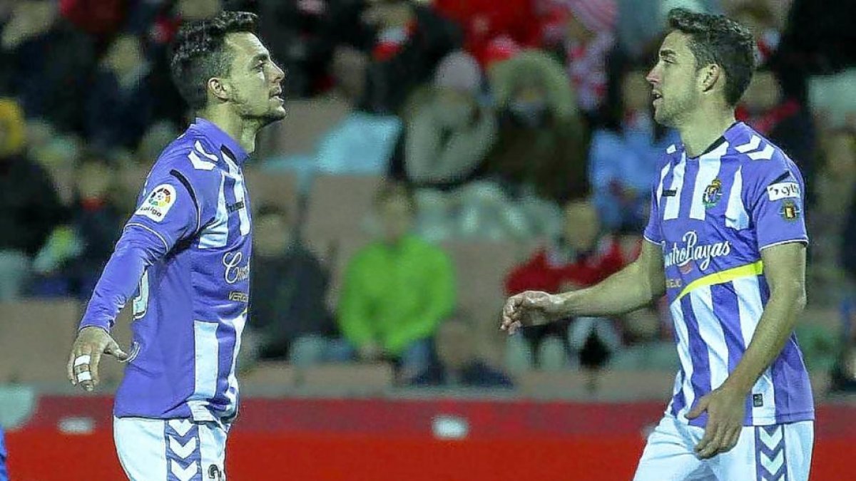 Óscar Plano, junto a Mata, se lamenta de una ocasión desaprovechada.-PHOTO-DEPORTE
