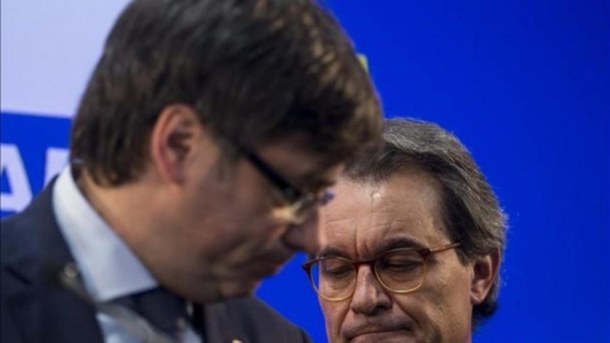 Artur Mas, junto a Carles Puigdemont, este lunes en la sede del PDECat.-QUIQUE GARCIA