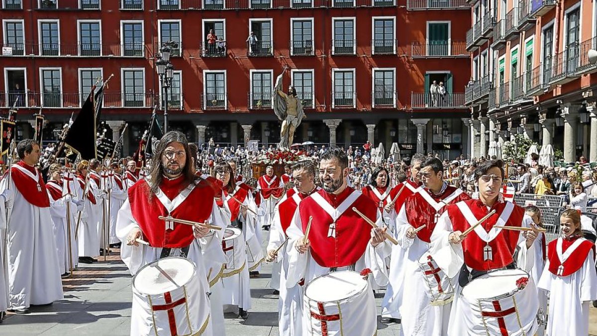 La banda de la cofradía Nuestro Padre Jesús Resucitado, María Santísima de la Alegría y Las Lágrimas de San Pedro , alumbra el paso a su llegada a la Plaza Mayor.-J.M.LOSTAU