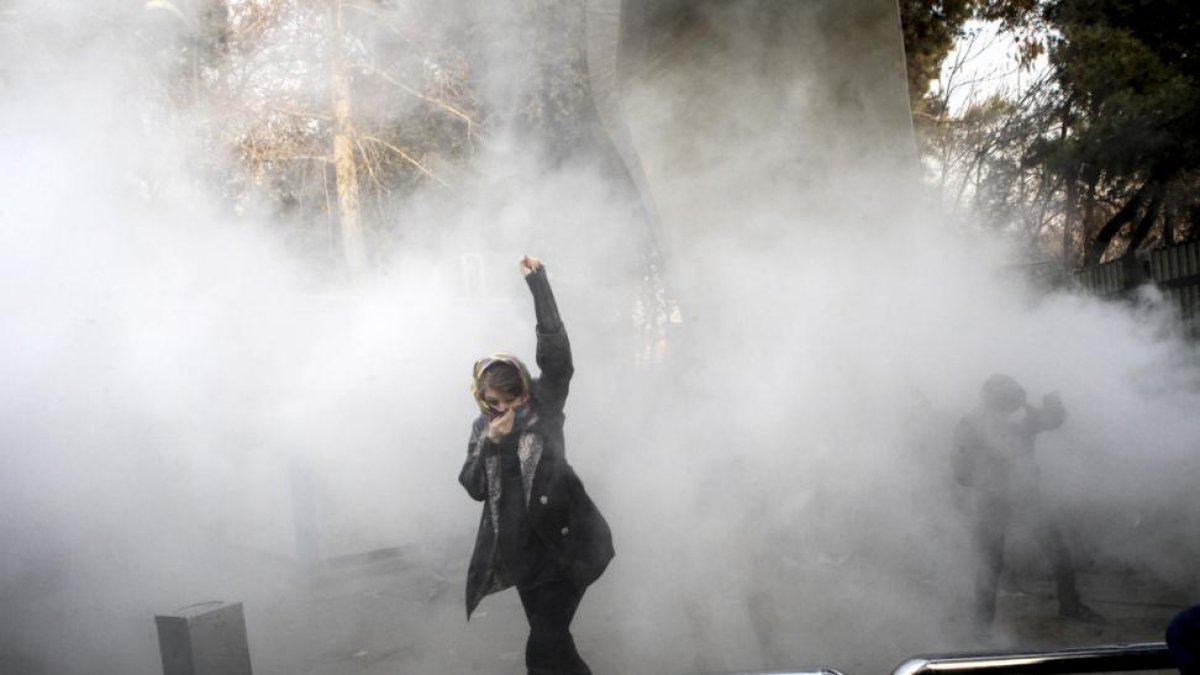 Un manifestante durante una de las protestas cerca de la Universidad de Teherán.-AP