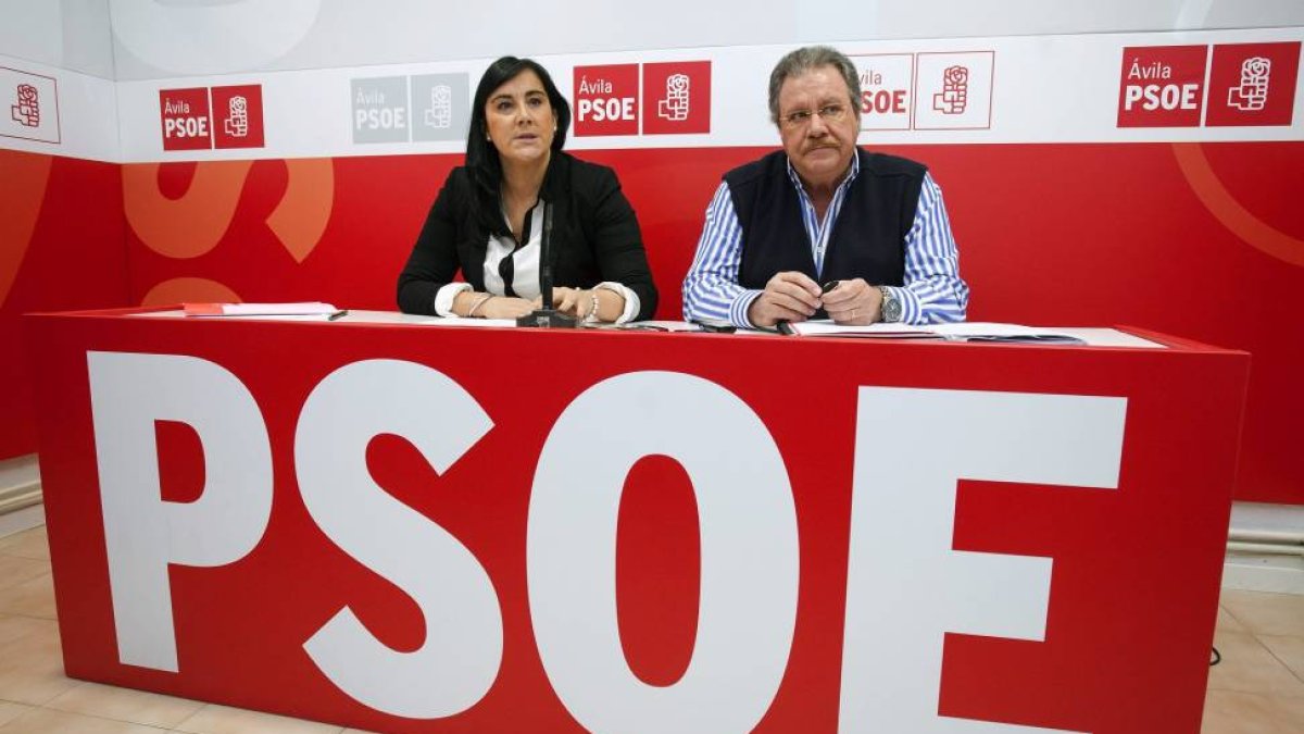 La secretaria de Organización del PSOE de Castilla y León, Ana Sánchez, y el presidente de la gestora del PSOE de Ávila, Narciso Serrano-Efe