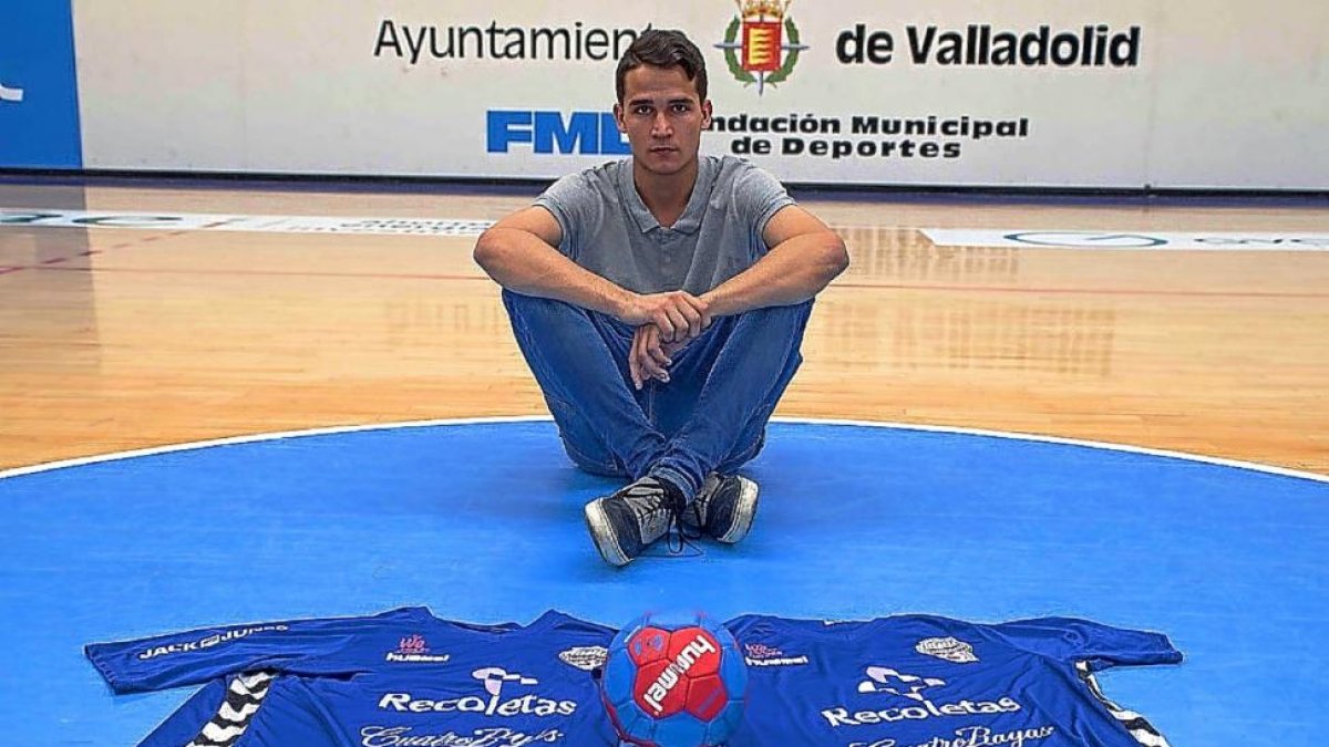 Serrano posa delante de las camisetas de su nuevo equipo sobre el parqué de Huerta del Rey.-EL MUNDO