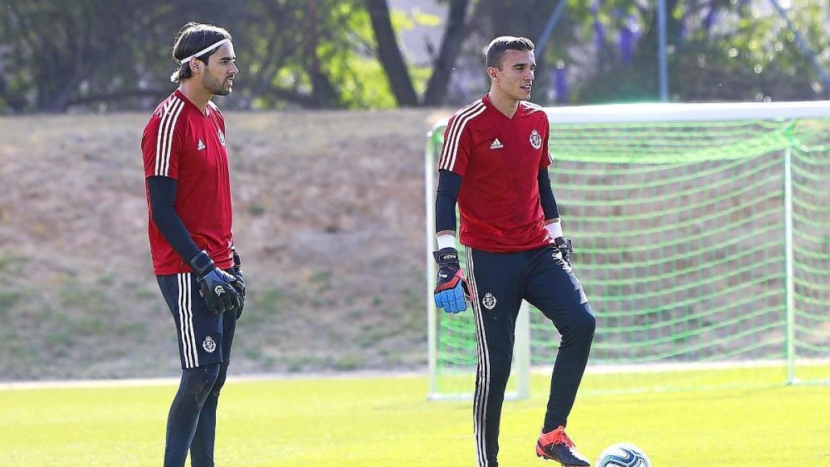 Caro y Masip , que ya entrenaron juntos en pretemporada, volverán a encontrarse mañana en Zaratán.-J.M. LOSTAU